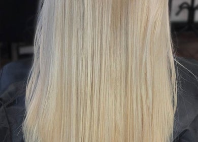 Cabello rubio elegante en Peluquería Salonn´e, Buenos Aires, Ciudad Autónoma De Buenos Aires, AR.