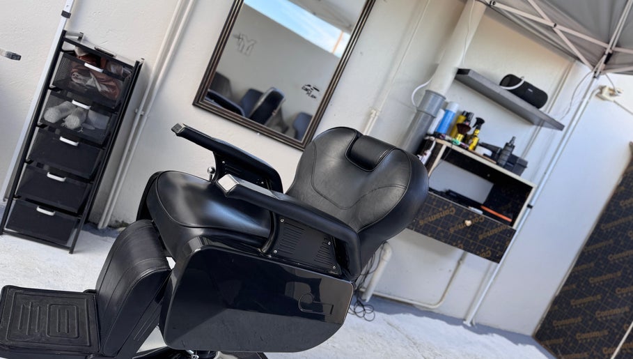 Luxurious black salon chair at Youngnino, Willemstad, Curaçao, CW. Modern and inviting setup.