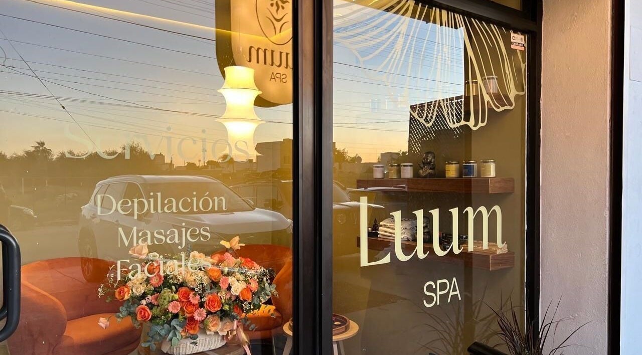 Entrada de Luum Spa en La Paz, Baja California Sur, MX con decoración floral y ambiente acogedor.