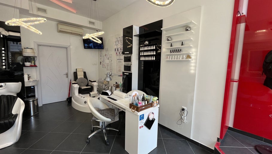Интериор на Five Stars Beauty Salon във Варна, Варна, BG с модерно оборудване и елегантен дизайн.