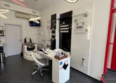 Интериор на Five Stars Beauty Salon във Варна, Варна, BG с модерно оборудване и елегантен дизайн.