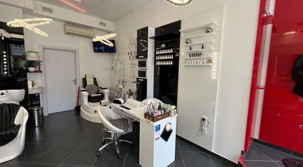 Интериор на Five Stars Beauty Salon във Варна, Варна, BG с модерно оборудване и елегантен дизайн.