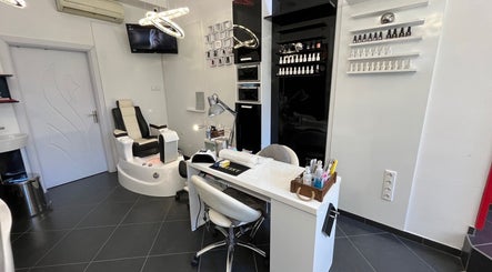 Луксозен интериор на Five Stars Beauty Salon във Варна, BG, с модерни съоръжения.