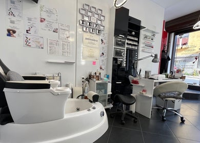 Интериор на Five Stars Beauty Salon във Варна, Варна, BG с модерен СПА стол и работна станция.