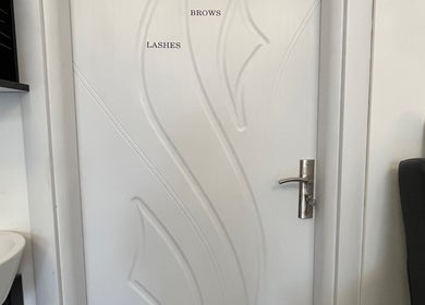 Врата с надписи в Five Stars Beauty Salon, Варна, Варна, BG.