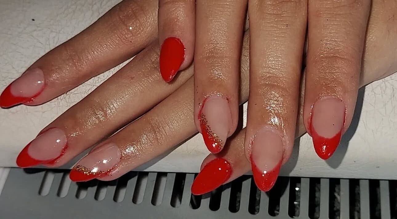 Elegante design de unhas vermelhas no Estúdio Dharma, Alcanena, Santarém, PT.