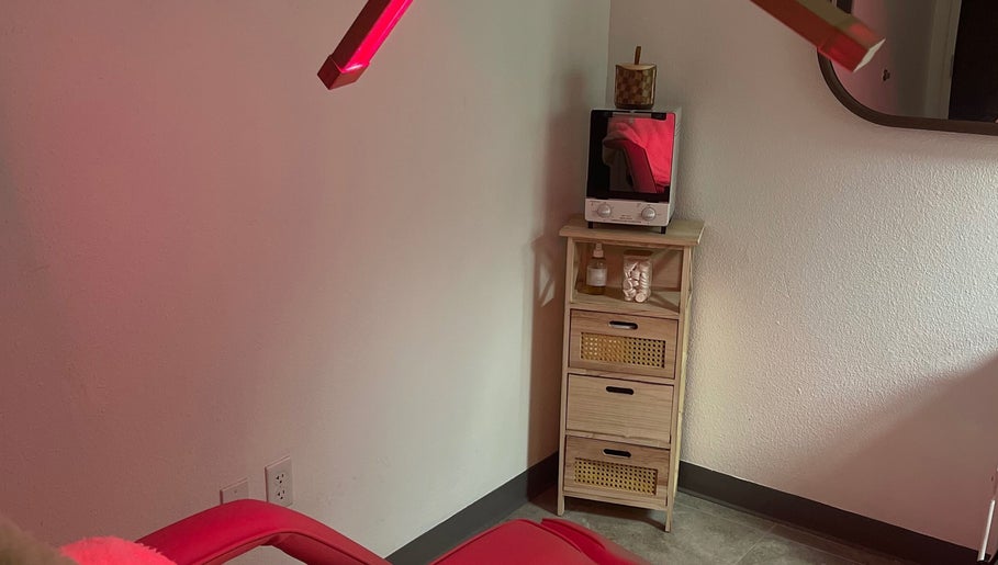 Zona de tratamiento en Luna Skinthetics, Kissimmee, Florida, US con iluminación suave y estantería.
