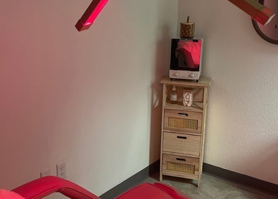 Zona de tratamiento en Luna Skinthetics, Kissimmee, Florida, US con iluminación suave y estantería.