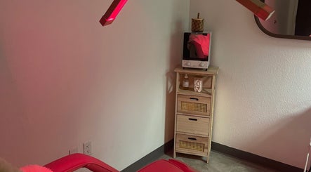 Zona de tratamiento en Luna Skinthetics, Kissimmee, Florida, US con iluminación suave y estantería.