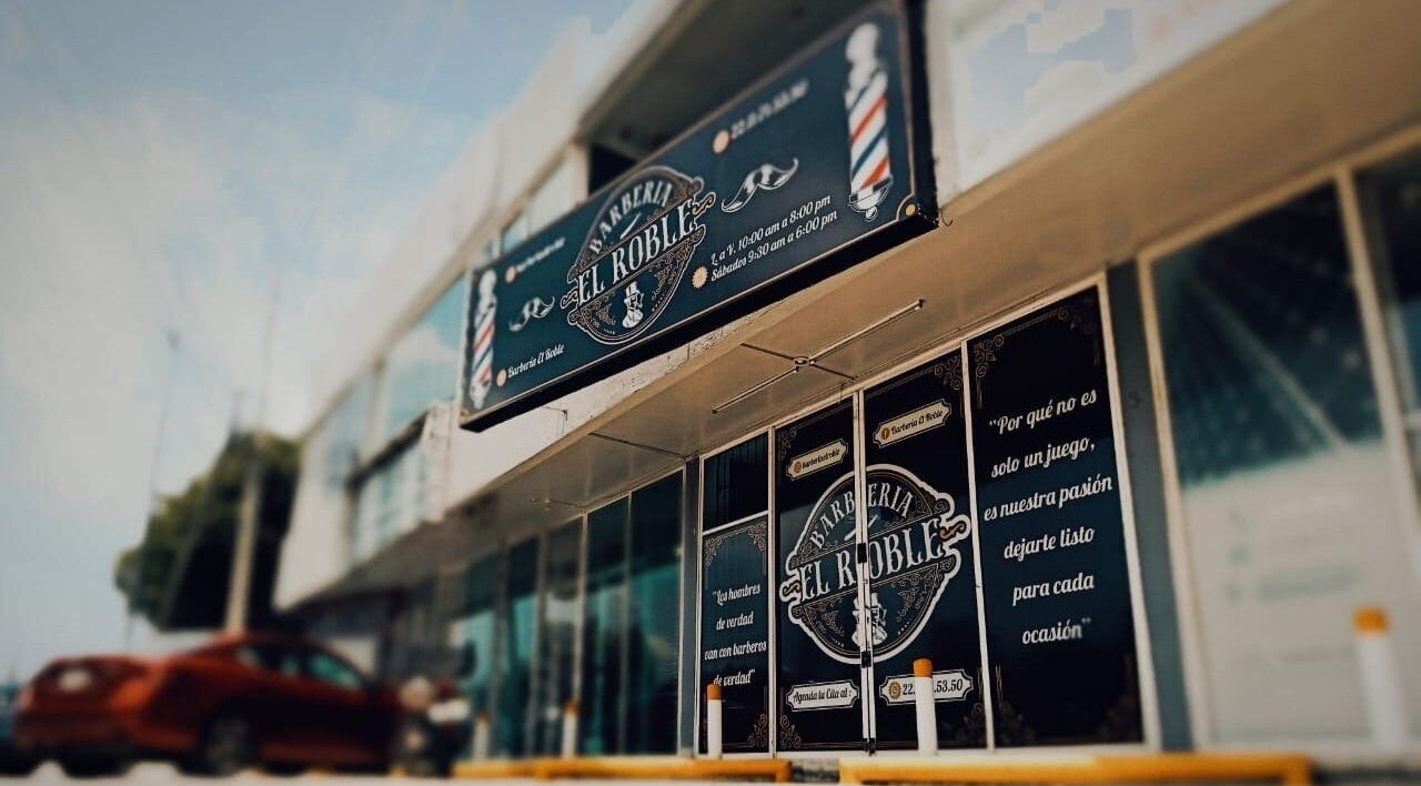 Fachada de Barberia El Roble en Heroica Puebla De Zaragoza, Puebla, MX con letrero distintivo.