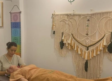 Liệu pháp thư giãn tại YEN THERAPY, Hồ Chí Minh, VN với nhà trị liệu và không gian ấm cúng.