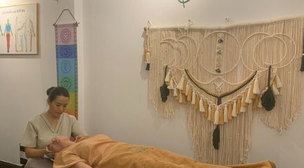 Liệu pháp thư giãn tại YEN THERAPY, Hồ Chí Minh, VN với nhà trị liệu và không gian ấm cúng.