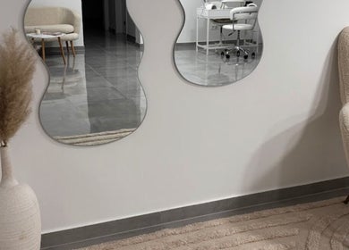 Elegantni interijer salona s ogledalima u Beauty salonu Oaza mira, Oborovo Bistransko, Zagrebačka Županija, HR.