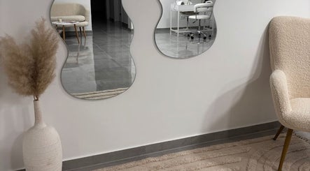 Elegantni interijer salona s ogledalima u Beauty salonu Oaza mira, Oborovo Bistransko, Zagrebačka Županija, HR.