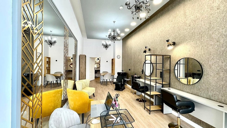 Interior modern al salonului ELLEY Beauty din Cluj-Napoca, Județul Cluj, RO, cu decorațiuni elegante.
