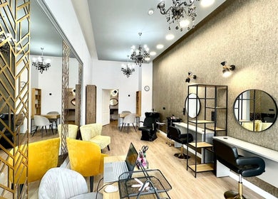 Interior modern al salonului ELLEY Beauty din Cluj-Napoca, Județul Cluj, RO, cu decorațiuni elegante.