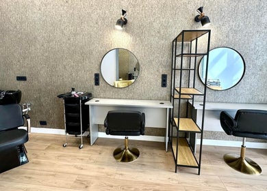Interior modern și elegant la ELLEY Beauty, Cluj-Napoca, Județul Cluj, RO, cu scaune și oglinzi stilate.