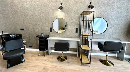 Interior modern și elegant la ELLEY Beauty, Cluj-Napoca, Județul Cluj, RO, cu scaune și oglinzi stilate.