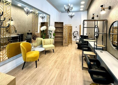 Interior modern la ELLEY Beauty, Cluj-Napoca, Județul Cluj, RO, cu tonuri sofisticate și decor elegant.