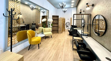 Interior modern la ELLEY Beauty, Cluj-Napoca, Județul Cluj, RO, cu tonuri sofisticate și decor elegant.