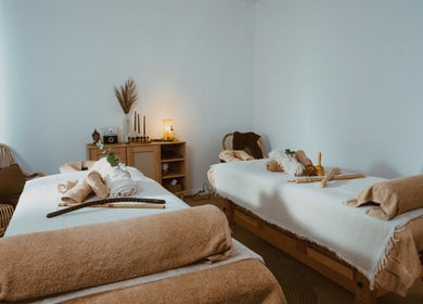 Relaxing massage room at INARI SPA, București, 1, RO, featuring cozy beds and ambient lighting.