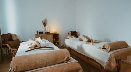 Relaxing massage room at INARI SPA, București, 1, RO, featuring cozy beds and ambient lighting.