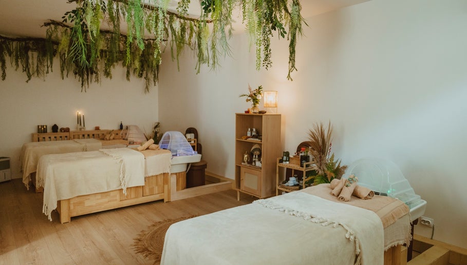Relaxing treatment room at INARI SPA, București, 1, RO with massage beds and calming greenery.
