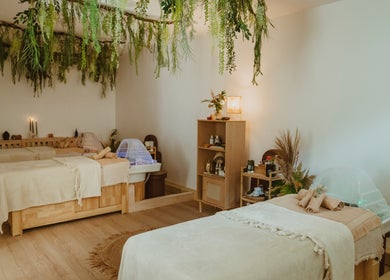 Relaxing treatment room at INARI SPA, București, 1, RO with massage beds and calming greenery.