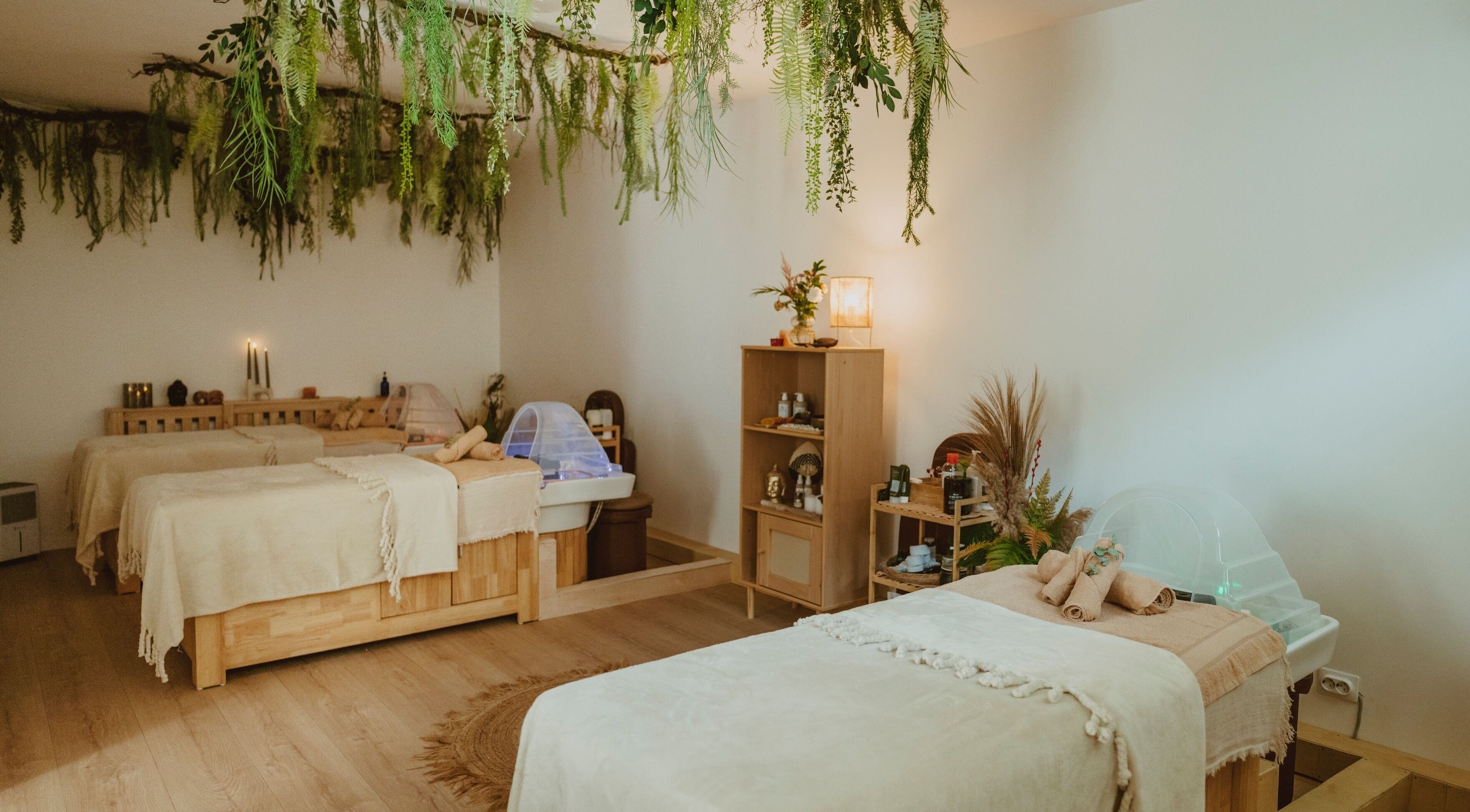 Relaxing treatment room at INARI SPA, București, 1, RO with massage beds and calming greenery.