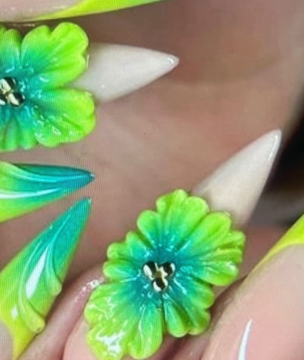 Vibrant floral nail art at Noran Beauty Academy, נוף הגליל, מחוז הצפון, IL, showcasing intricate designs.