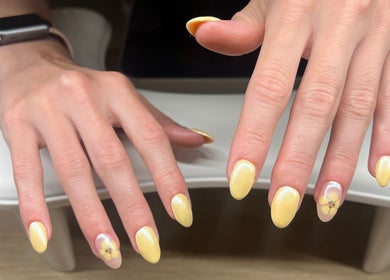 Yellow floral nail art at Serene Mani’s, Stevenage, England, GB. Perfect for a vibrant, fresh look.