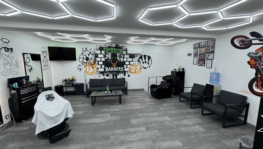 Модерен интериор на Hood Box Barbers във Велико Търново, Велико Търново, BG, с изкуство и удобства.