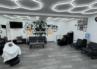 Модерен интериор на Hood Box Barbers във Велико Търново, Велико Търново, BG, с изкуство и удобства.