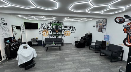 Модерен интериор на Hood Box Barbers във Велико Търново, Велико Търново, BG, с изкуство и удобства.