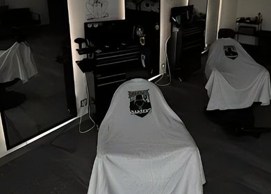 Интериор на Hood Box Barbers във Велико Търново, Велико Търново, BG, показващ модерни фризьорски кресла.