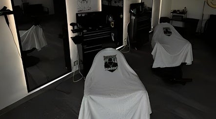 Интериор на Hood Box Barbers във Велико Търново, Велико Търново, BG, показващ модерни фризьорски кресла.