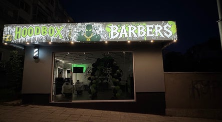 Фасада на Hood Box Barbers във Велико Търново, Велико Търново, BG, осветена през нощта.