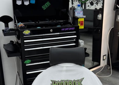 Интериор на Hood Box Barbers във Велико Търново, Велико Търново, BG, показващ модерна и стилна обстановка.