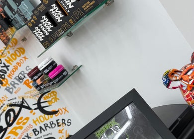 Впечатляващ рафт с продукти в Hood Box Barbers, Велико Търново, Велико Търново, BG.