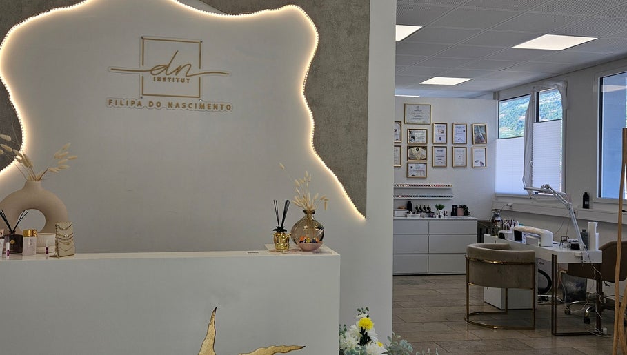 Réception élégante du salon dn.institut_joana à Conthey, Valais, CH avec décor moderne et chaleureux.