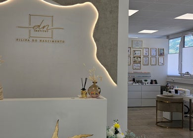 Réception élégante du salon dn.institut_joana à Conthey, Valais, CH avec décor moderne et chaleureux.