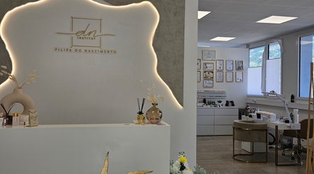 Réception élégante du salon dn.institut_joana à Conthey, Valais, CH avec décor moderne et chaleureux.