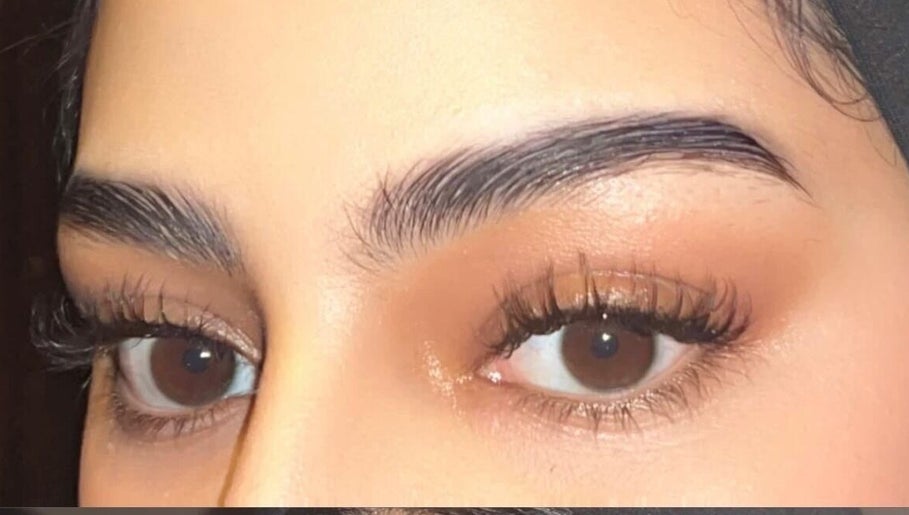 Perfectly shaped eyebrows and lashes by Lash&luxe by Adiy in Kimberley, Northern Cape, ZA.