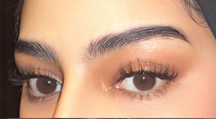 Perfectly shaped eyebrows and lashes by Lash&luxe by Adiy in Kimberley, Northern Cape, ZA.