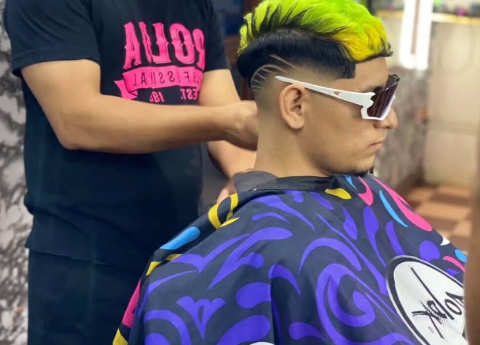 Cliente con corte y tinte vibrante en Flow Barber Studios, Ocú, Provincia De Herrera, PA.