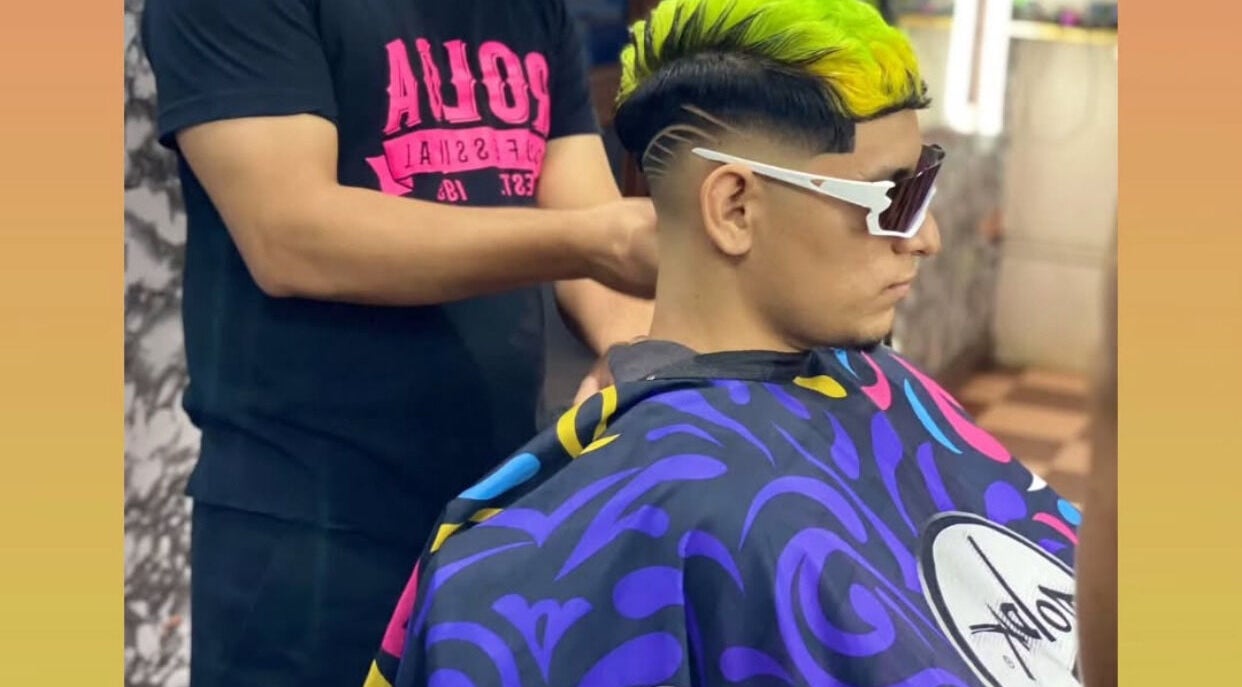 Cliente con corte y tinte vibrante en Flow Barber Studios, Ocú, Provincia De Herrera, PA.