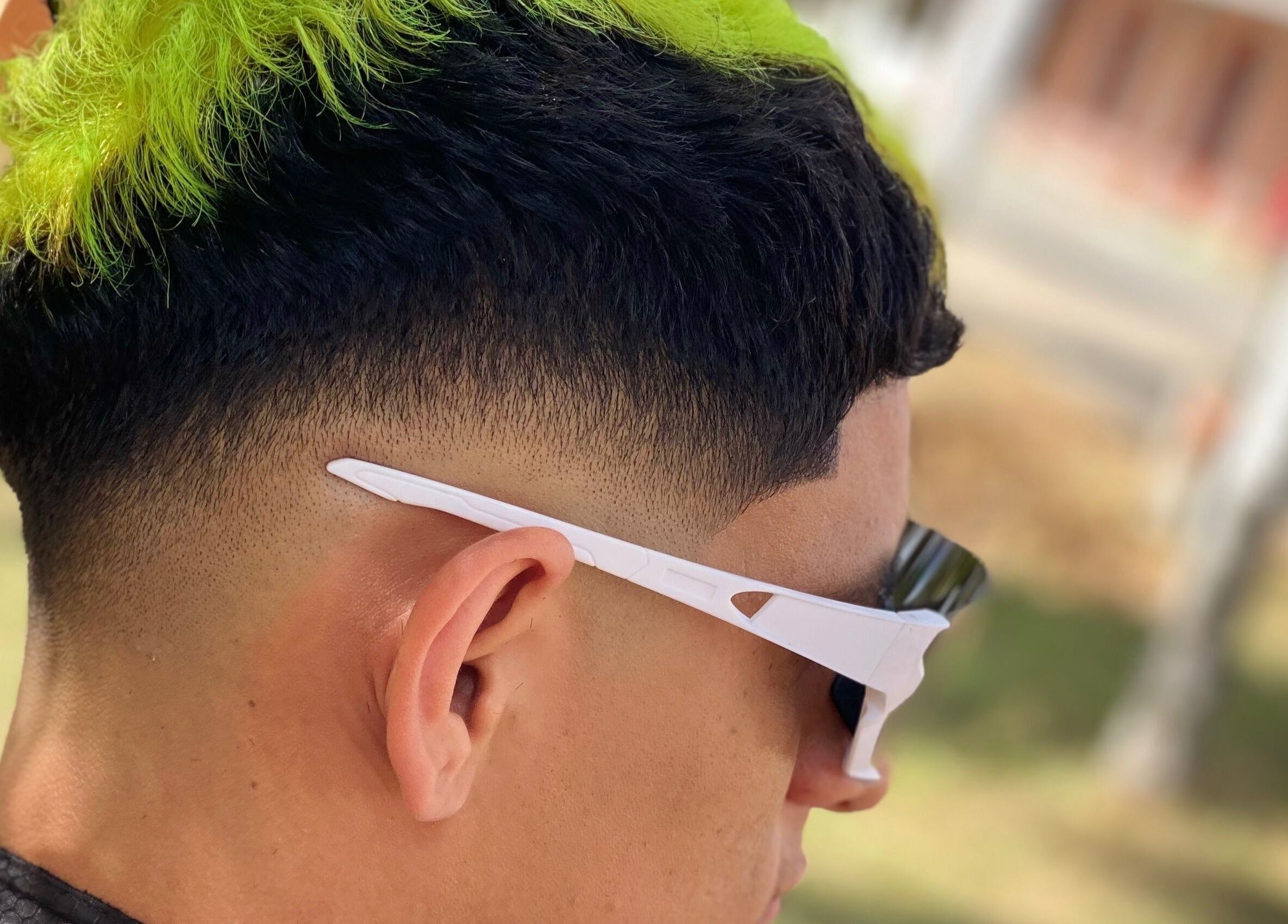 Corte moderno en Flow Barber Studios, Ocú, Provincia De Herrera, PA, con detalles y colores vibrantes.