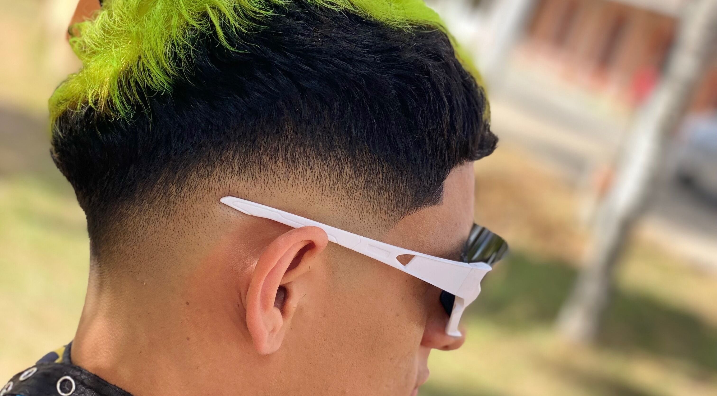 Corte moderno en Flow Barber Studios, Ocú, Provincia De Herrera, PA, con detalles y colores vibrantes.