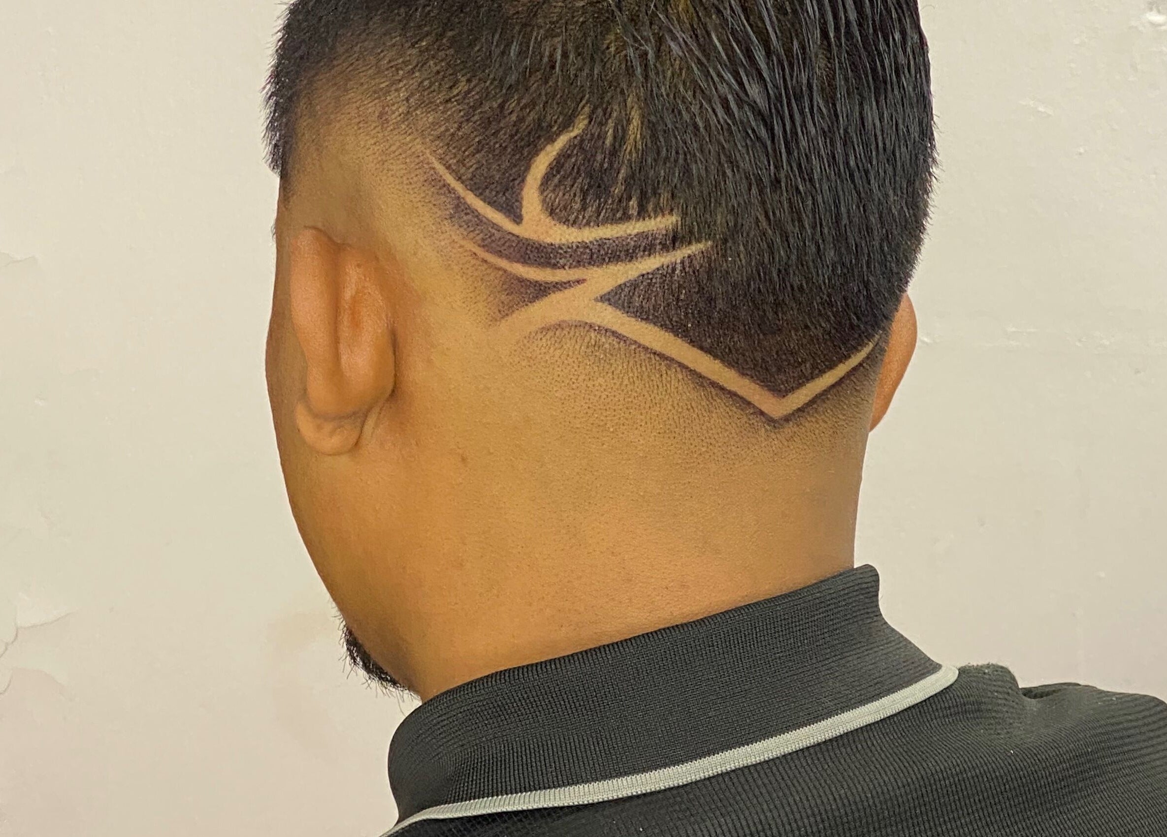 Corte de cabello en Flow Barber Studios, Ocú, Provincia De Herrera, PA, con diseño artístico en la nuca.