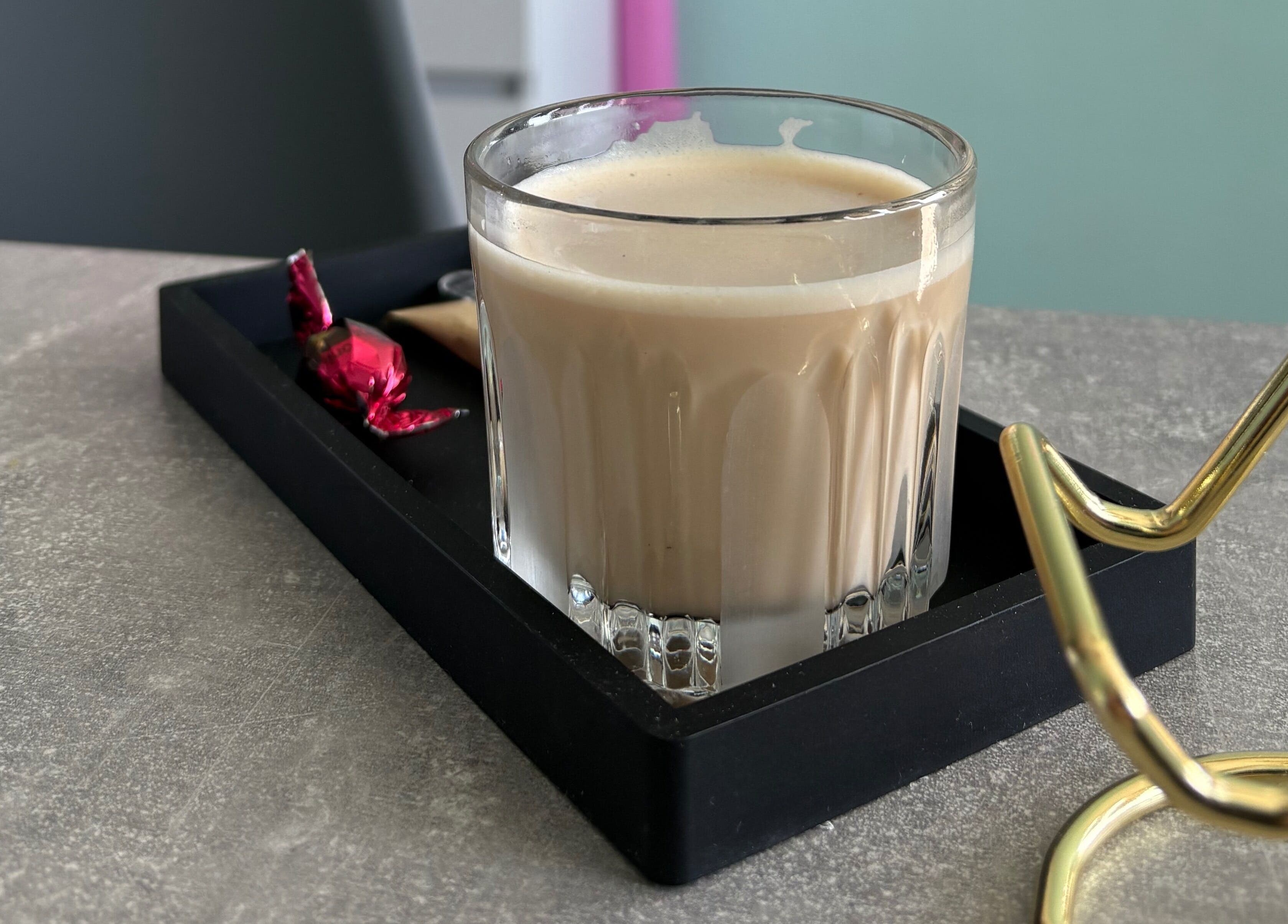 Кава з цукеркою в SoNails Studio, Київ, Місто Київ, UA, на сірому столі.